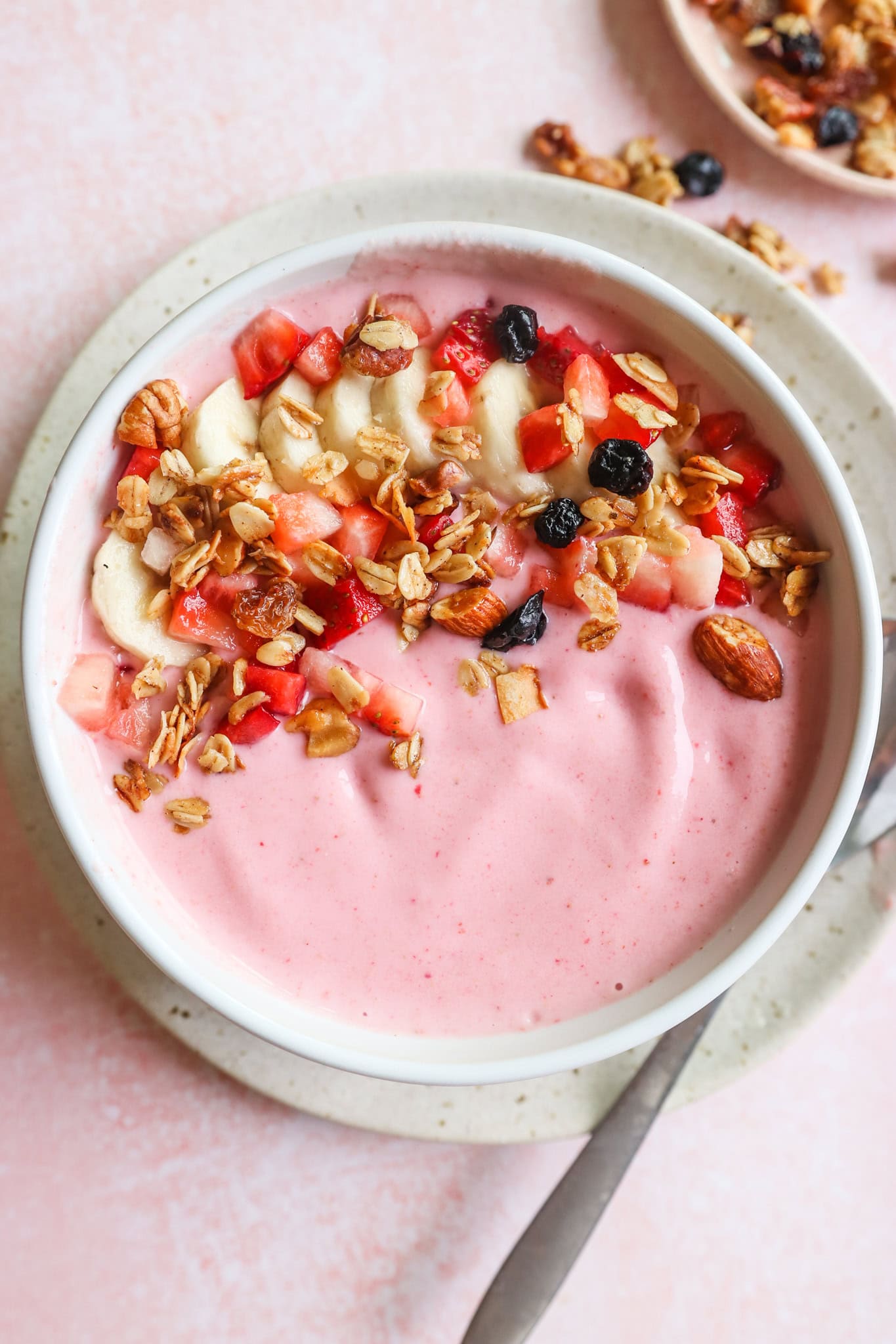 Quick Strawberry Banana Greek Yogurt Smoothie Bowl (High protein and high fiber!) Lindsay