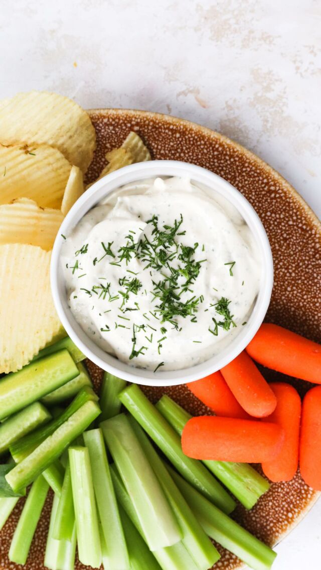 💥4 INGREDIENT COTTAGE CHEESE FRENCH ONION DIP (Save this recipe and folow @lindsaypleskot.rd for more easy recipes!
⠀⠀⠀⠀⠀⠀⠀⠀⠀
I’m a deep dip girlie. Not the small graze over the top, I want a lot in every bite. haha Anyone else?! 

This creamy flavor packed Helluva Dip copycat (IYKYK) dip couldnt’ be easier to make and a delicious way to add more protein if you’ve been looking to up it! 
⠀⠀⠀⠀⠀⠀⠀⠀⠀
All you need

✨Cottage cheese
✨Sour cream
✨Dried parsley
✨French onion soup mix
⠀⠀⠀⠀⠀⠀⠀⠀⠀
⠀⠀⠀⠀⠀⠀⠀⠀⠀
💥 Comment “DIP” and send the recipe right over!

⠀⠀⠀⠀⠀⠀⠀⠀⠀
Who else loves french onion dip?! Would you try this one?!
⠀⠀⠀⠀⠀⠀⠀⠀⠀
#makefoodfeelgood #highproteinrecipes #balancedsnacks #intuitiveeatingjourney #intuitiveeatingcoach