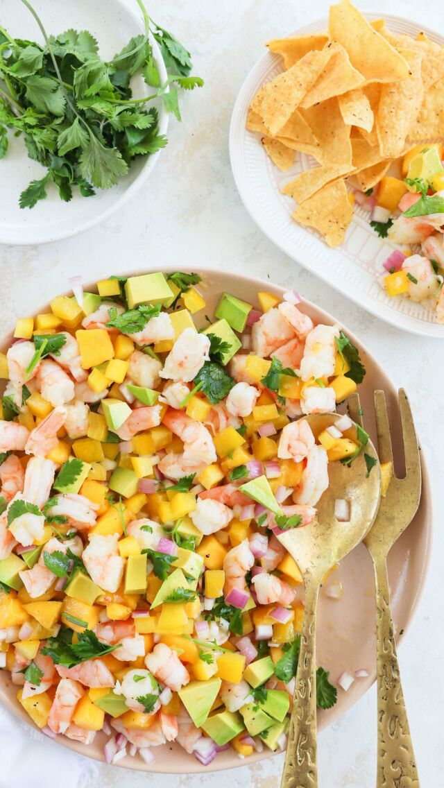 💥 10 MINUTE MANGO AND AVOCADO PRAWN CEVICHE SALAD

Follow @lindsaypleskot.rd for more easy dietitian recipes!

Meik and I are currently on a mini Mexico vacay and soaking up every second of it so it only seemed fitting to share this recipe. Inspired by the fresh and vibrant flavors of cevices, this recipe uses a couple short cuts so it’s truly ready at warp speed!

✨ 10 MINUTES from prep to plate! (seriously)
✨ AVOCADO packs in nourishing fats and antioxidant Vitamin E
✨ MANGO brings the tropical vibe and immune supporting Vitmain C
✨ PRAWNS for an instant protein to leave you full and satisfied!

Serve with tortilla, crackers or you can even make into tacos for a balanced meal, ready in minutes!

COMMENT “Ceviche” and I’ll send the recipe right over! You will be obsessed! 

Now tell me, where is your favorite sunny destination?! 

#dinnerideas #10minutemeal #balancedmeal #intuitiveeatingrecipes