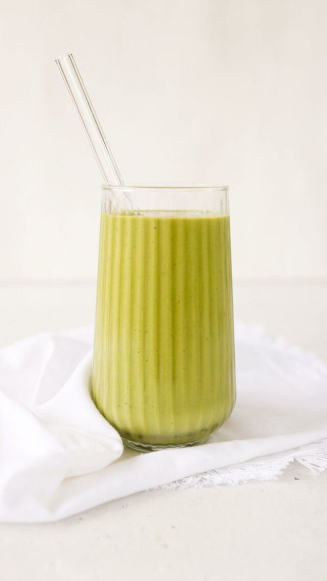 💥 DAY 2 of smoothies that will actually keep you FULL & SATISFIED!

Follow @lindsaypleskot.rd for more easy and delicious dietitian recipes!

I love the color and mellow buzz that matcha gives in this smoothie!

✨ PROTEIN—Greek yogurt is the star again with almost 20g
per 3/4 cup serving!

✨ FIBER — banana, avocado and spinach all provide that
filling fiber boost (plus antioxidants!)

✨ FAT—Avocado, if you’ve never tried it in smoothies, get
on it! makes thems thick, creamy and satisfying so you’re
not searching around for more 30 minutes later!

👇🏽 Comment “MATCHA” for the recipe!

✨ Have you ever tried avocado in your smoothie??

#makefoodfeelgood #balancedsmoothie #foodfreedom #intuitiveeatingjourney #fillingsmoothies #proteinsmoothie #bloodsugarbalancingrecipes #dietitianrecipes