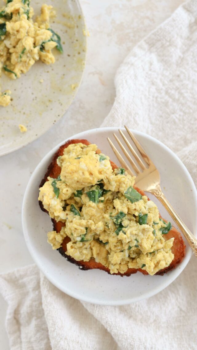 💥Follow @lindsayplekot.rd for more delicious dietitian recipes! This creamy flavor packed scramble is easy enough for a weekday but impressive enough for (a 5 minute) brunch!
⠀⠀⠀⠀⠀⠀⠀⠀⠀
✨SPINACH packs plant powered iron and filling fiber

✨ COTTAGE CHEESE boosts the protein while adding the
most delicious creamy texture

✨ EGGS are one of the few natural sources of
Vitamin D and do not skip the yolk! So much nutrition
found there + the satiety factor that dietary fat provides
⠀⠀⠀⠀⠀⠀⠀⠀⠀
➡️ COMMENT “eggs” and I’ll send this flavor bomb of a recipe right to your DMs!
⠀⠀⠀⠀⠀⠀⠀⠀⠀
💥 What’s your go to brekky these days!?

#dietitianrecipes #dietitianapproved #breakfastideas #easymealideas