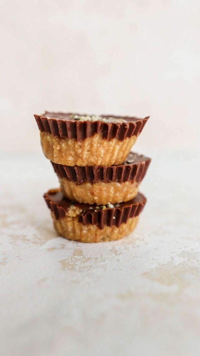 💥NO BAKE CHOCOLATE PEANUT BUTTER PROTEIN BITES. Follow @lindsaypleskot.rd for more easy & satifying dietitian recipes!

These are SO GOOD we literally devoured the first batch (as Wylder would say).

Made with 5 simple ingredients you might already have kicking around, these make the easiest and most satisfying snack!

WHAT YOU NEED:

✨ Almond flour
✨ Peanut butter
✨ maple syrup
✨ Dark chocolate chips
✨ Coconut oil

You can sub the pb for any nut or see butter!

👇 Comment “BITES” and Ill send the recipe right to you :)

✨ Would you try these?!

#proteinbites #intutiveeating #proteinsnacks #dietitianrecipes #nobakedesserts